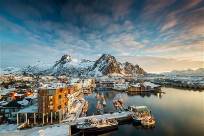 Hafen von Svolvaer mit Schnee, Lofoten